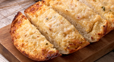 Pão de alho com calabresa e queijo