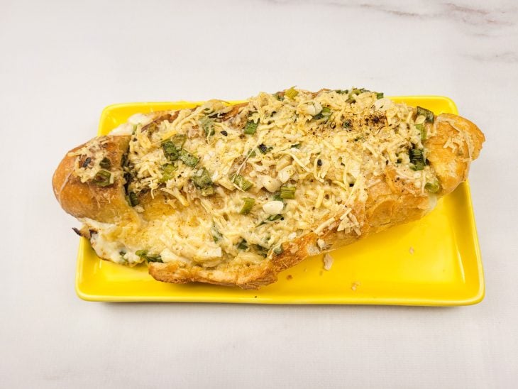 Um recipiente contendo pão de alho com queijo fácil.