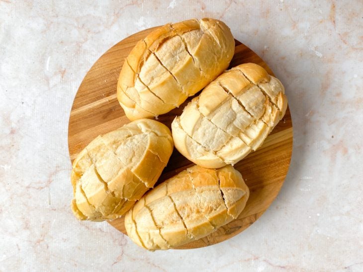 Pães cortados.