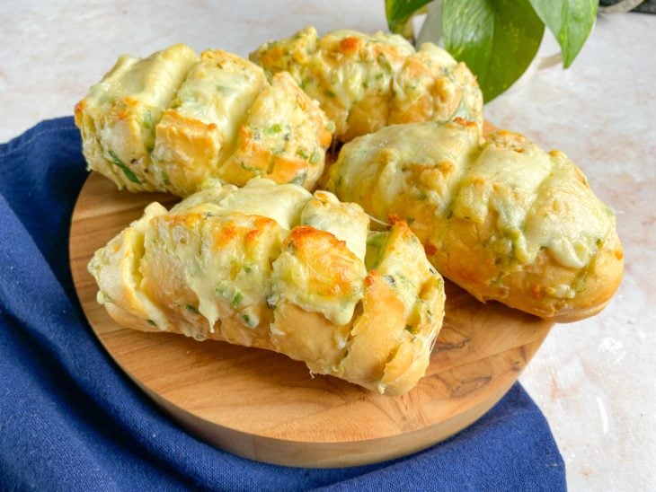 Pão de alho fácil e rápido pronto para consumo.