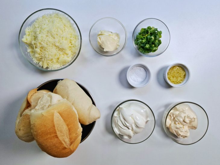 Ingredientes reunidos em uma bancada.
