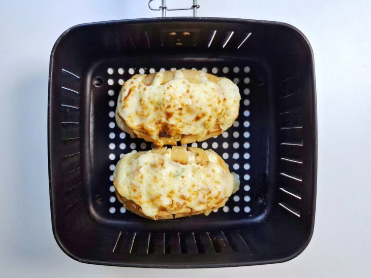 Pães de alho com queijo derretido dentro da airfryer.