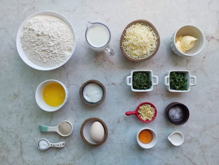 Ingredientes reunidos na bancada.