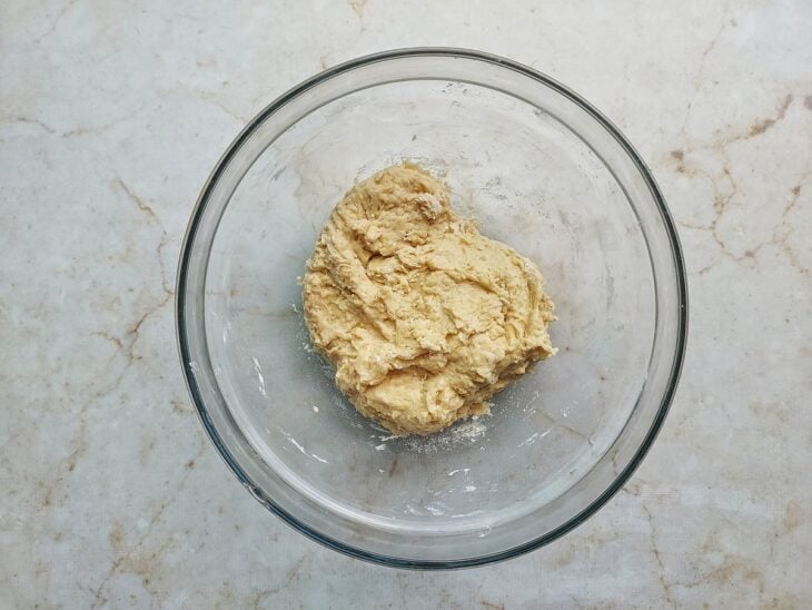 Ingredientes misturados e farinha adicionada, massa formada.