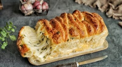 Pão de alho recheado caseiro