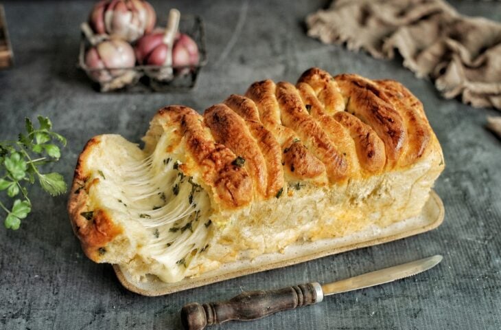 Pão de alho recheado caseiro