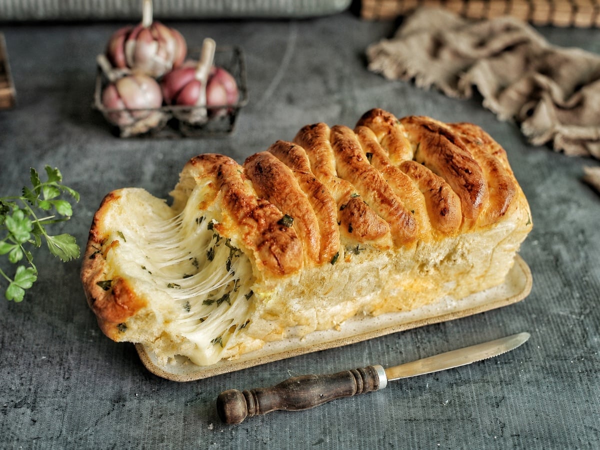 Pão de alho recheado caseiro