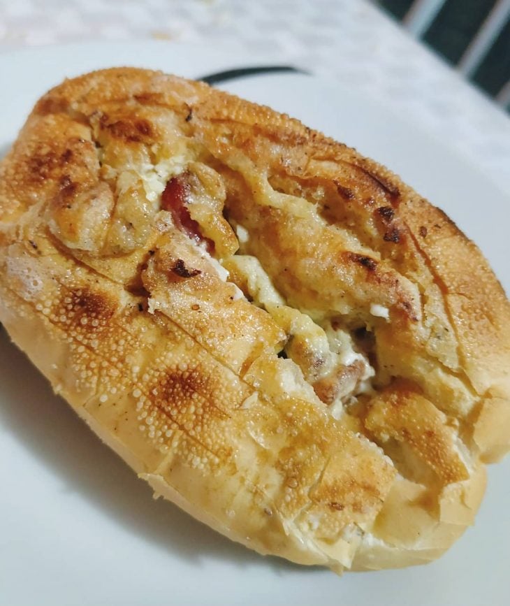 Pão de alho recheado com bacon e linguiça