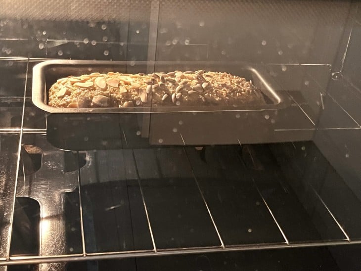 Um pão sendo assado no forno.