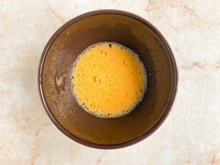 ovo batido pra massa de pão de frigideira.