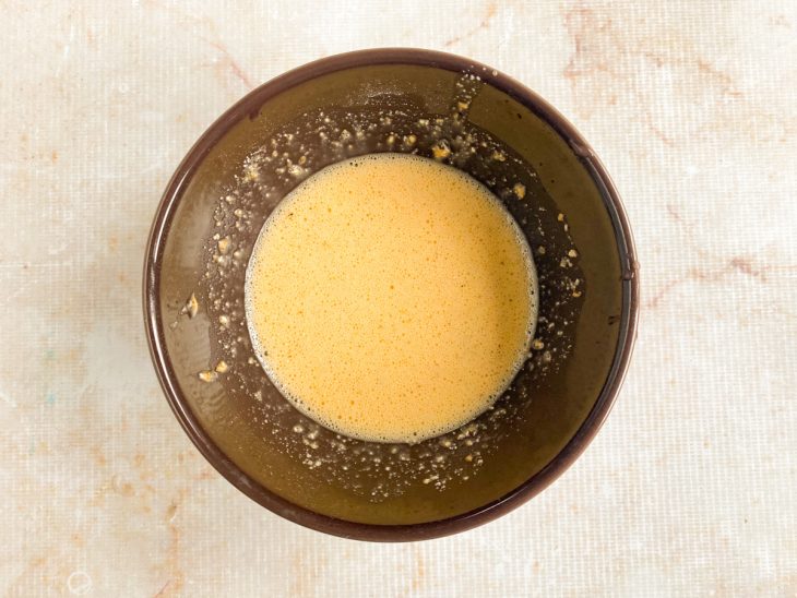 adição de farinha de aveia para massa de pão de aveia de frigideira.