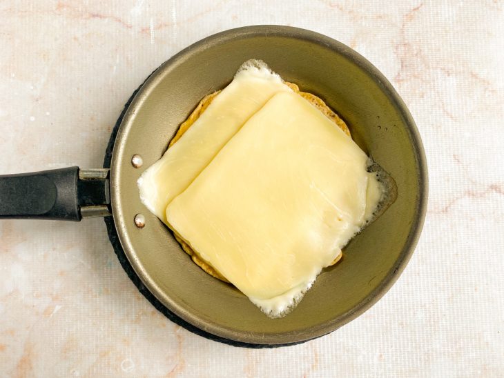 adição de mussarela em pão de aveia de frigideira para rechear.