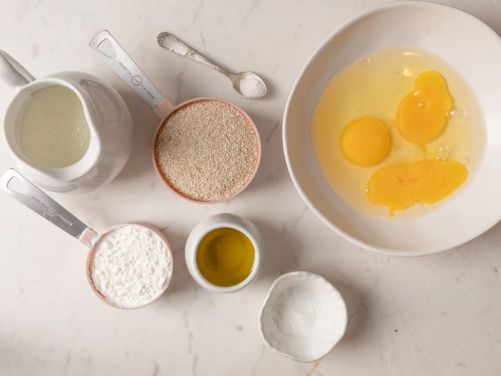 Ingredientes para o preparo da receita reunidos em uma bancada.