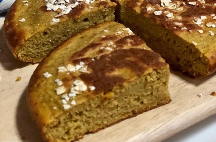 Pão de aveia e caqui