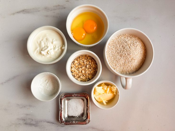 Ingredientes separados sobre a bancada.