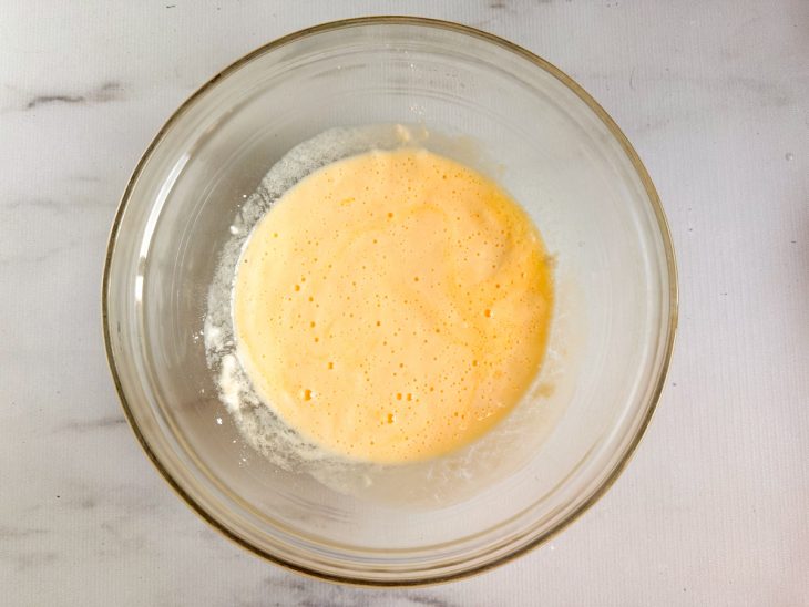 Ovos batidos na tigela.