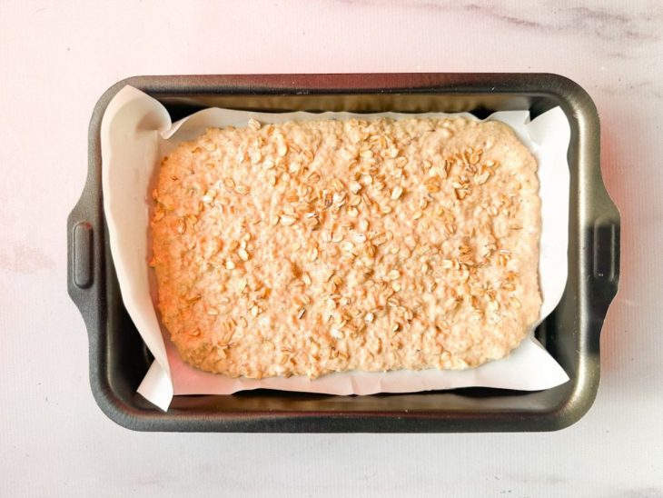 Aveia polvilhada sobre a massa do pão.