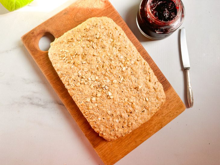 Pão de aveia fit servido.