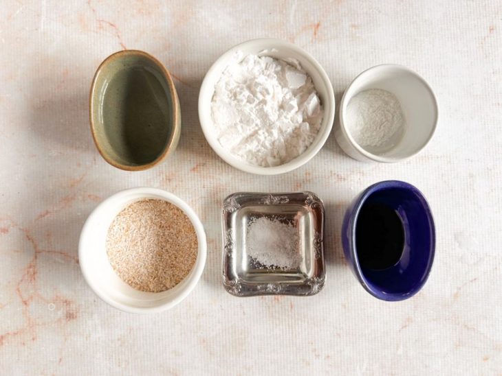 Ingredientes reunidos na bancada.