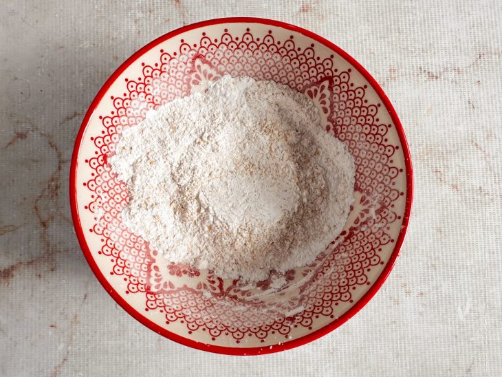 Ingredientes misturados na tigela.