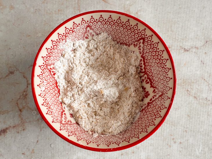 Azeite adicionado na mistura seca.