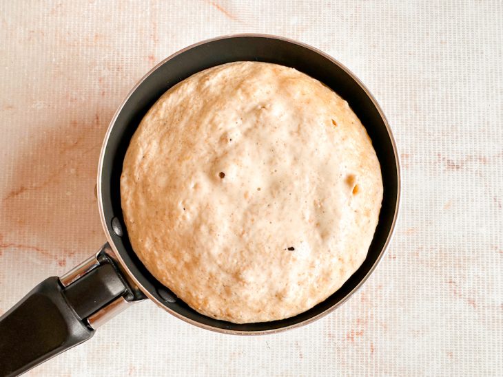 Pão após metade do tempo, pronto para virar.