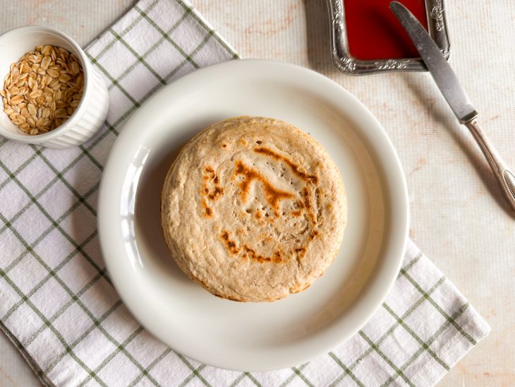 Pão de aveia pronto, servido em prato.
