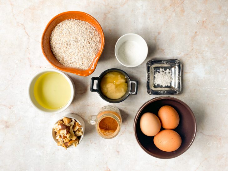 Ingredientes reunidos em uma bancada.