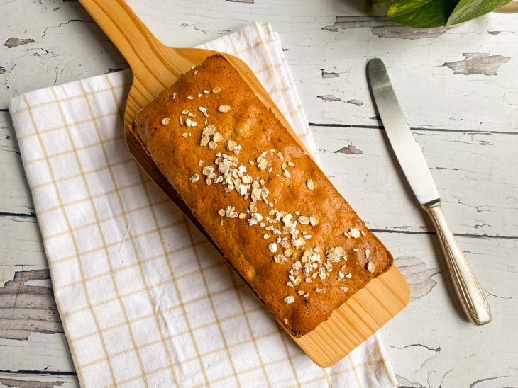Pão de aveia desenformado pronto para consumo.