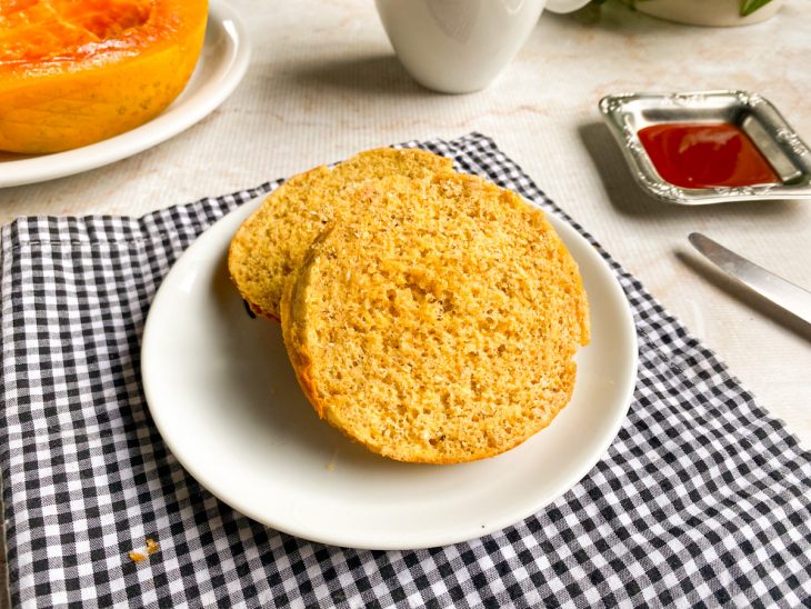 Pão de aveia rápido servido.