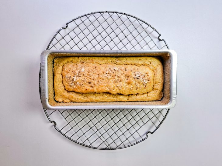 Pão de aveia assado na forma.