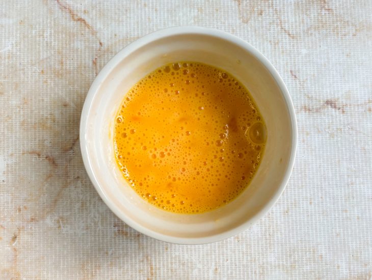 Ovo batido em uma tigela.