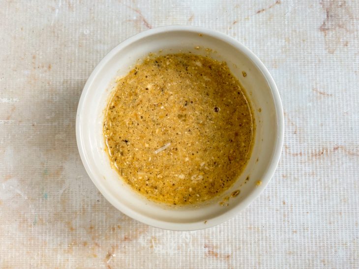 Aveia, parmesão e fermento adicionados a tigela.