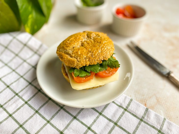 Pão de aveia recheado com queijo mussarela, alface e tomate.