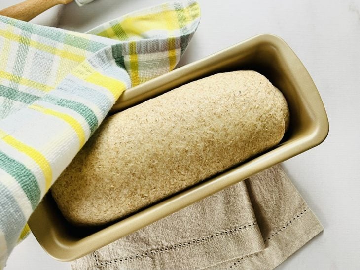 Uma forma com a massa do pão.