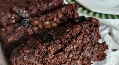 Bolo de banana fit com uvas-passas