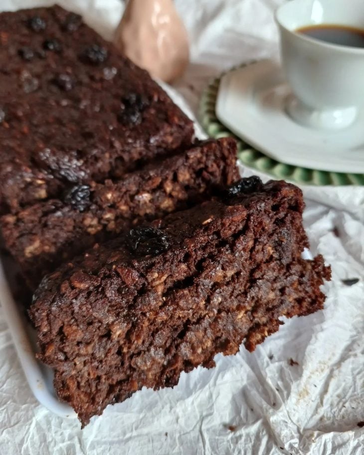 Bolo de banana fit com uvas-passas