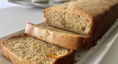 Pão de banana com nozes e damasco