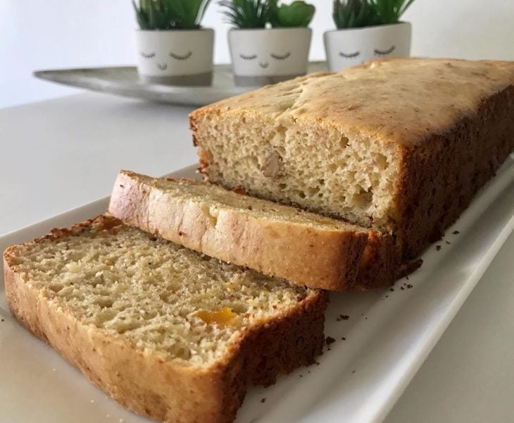 Pão de banana com nozes e damasco