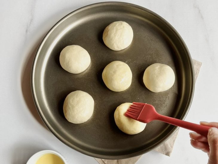 Gema batida espalhada sobre a superfície do pão.
