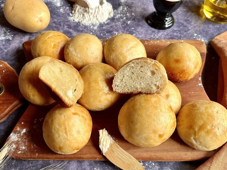 Pães de batata prontos para consumo.