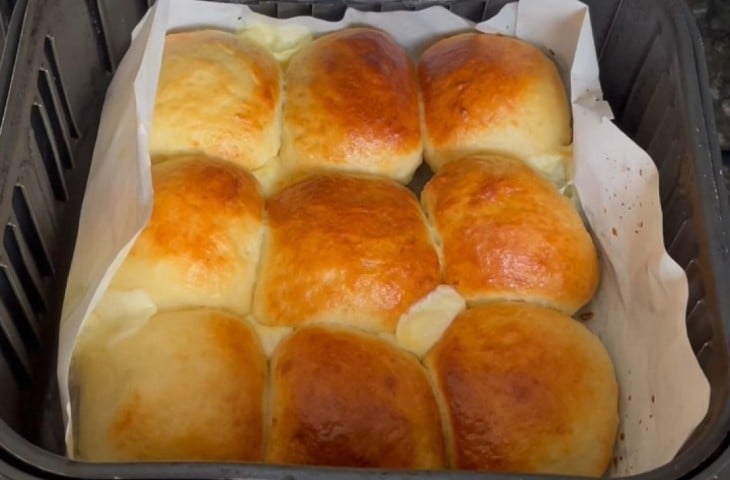 Pão de batata com requeijão na airfryer