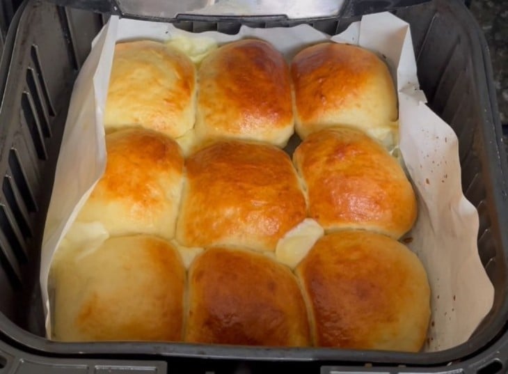 Pão de batata com requeijão na airfryer