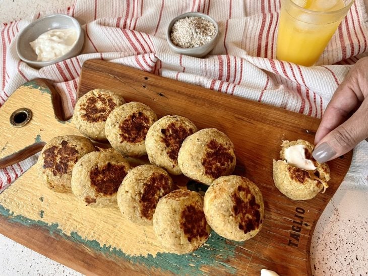 Uma tábua contendo pãezinhos de batata-doce.