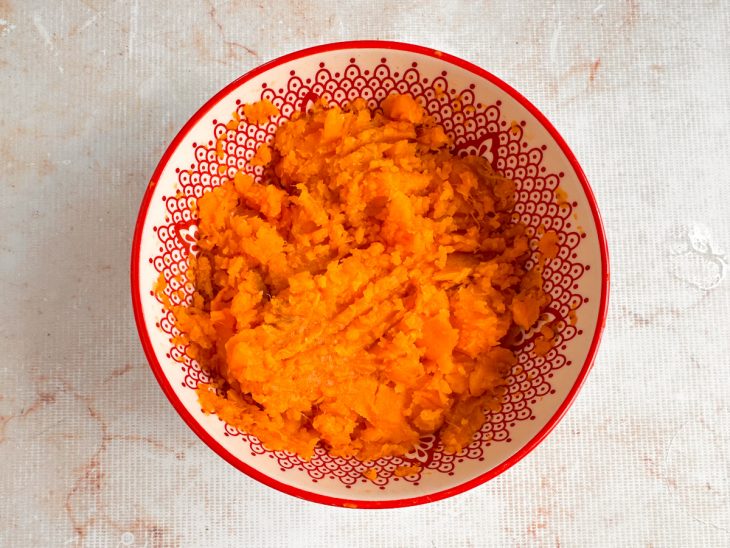 Batata-doce amassada com garfo até formar um purê.
