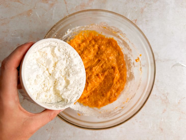 Massa ficando mais firme após adicionar o restante do amido.