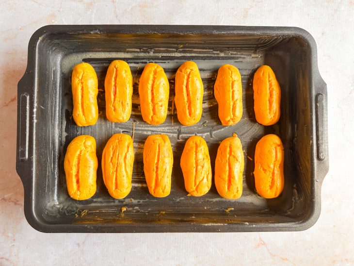 Pãezinhos assados e dourados após sair do forno.