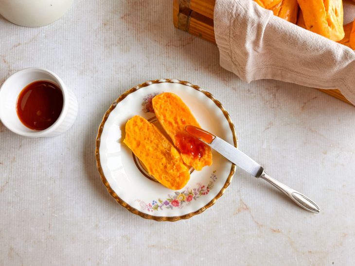 Pão de batata-doce sem farinha servido com geleia.