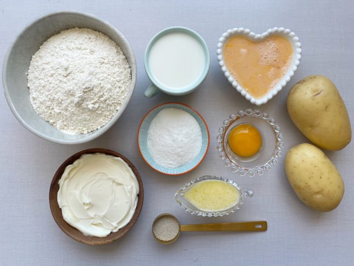 Ingredientes organizados na bancada com manteiga derretida, ovos batidos e gema separada.