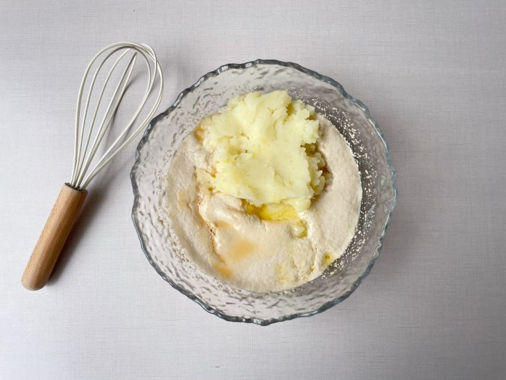 Batata, ovos e manteiga incorporados à mistura.